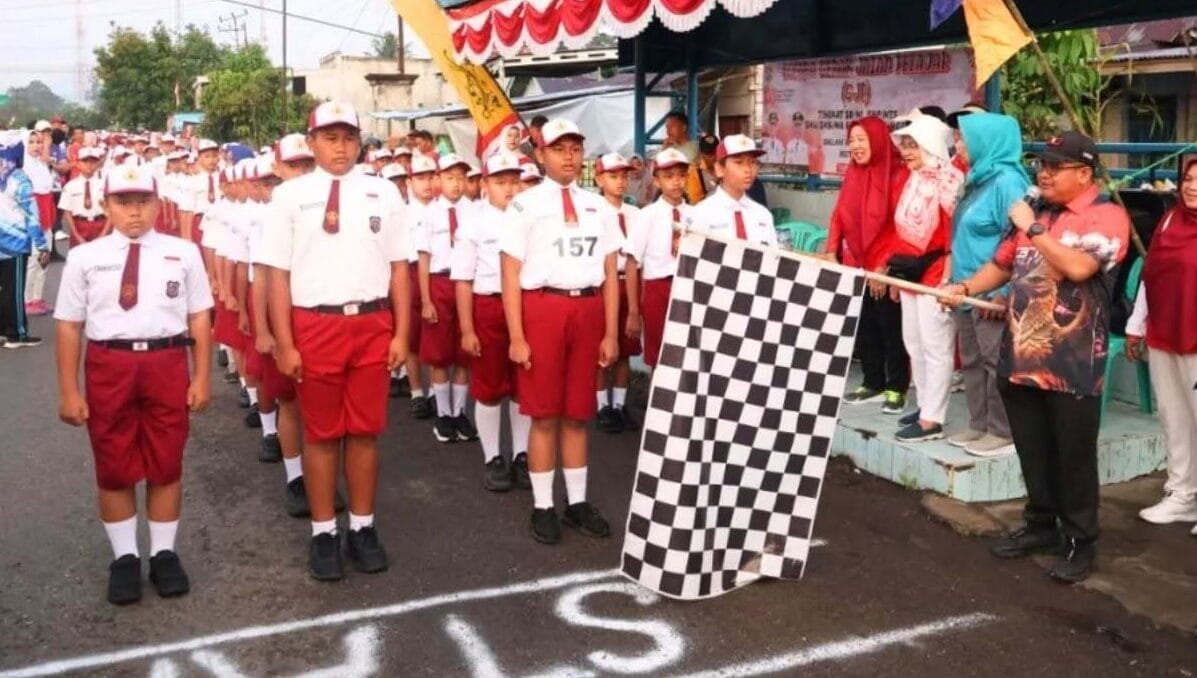 Sekda Lubuk Linggau Lepas Lomba Gerak Jalan Tingkat SD Putra dalam Rangka HUT RI ke-80