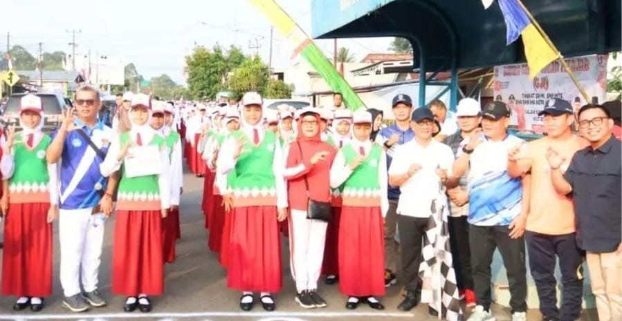 Wakil Wali Kota Lepas Lomba Gerak Jalan Tingkat SD Putri, Meriahkan HUT RI ke-80