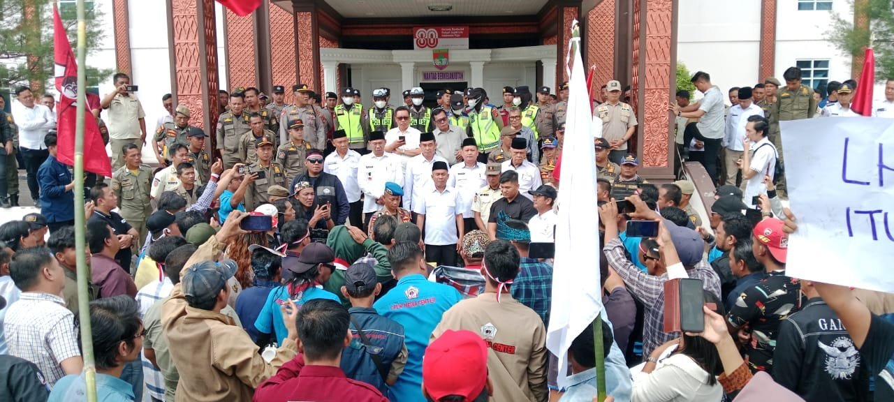 Ratusan Jurnalis Gelar Aksi, Bupati Musi Rawas Diminta Copot Kadinsos Dien Candra